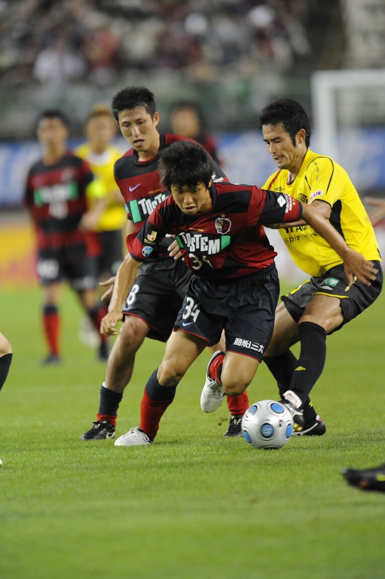 2009年、柏レイソル時代の小林慶行。当時鹿島の大迫勇也と競り合う　©Toshiya Kondo