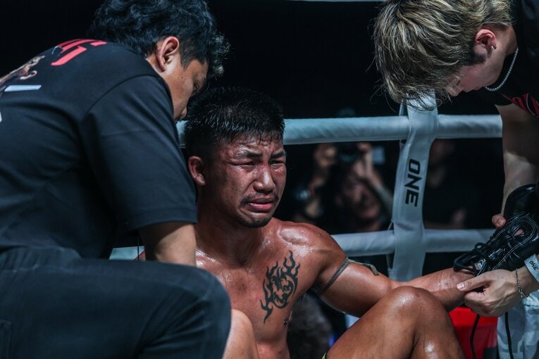 試合後にリングで涙を流すロッタン　©ONE Championship