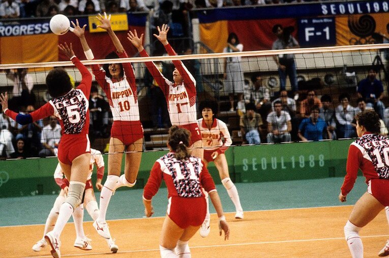 1988年ソウル五輪のグループ初戦でソ連に勝利した大林（当時は10番）ら。日本に敗れたソ連は予選を通過後、金メダルを獲得した。 ／ photograph by PHOTO KISHIMOTO