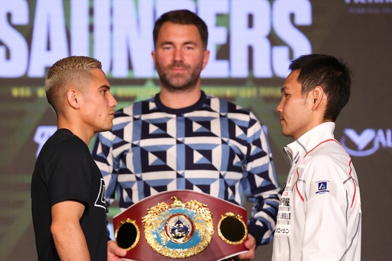 WBO世界ライトフライ級王者エルウィン・ソト（左）と対戦する高山勝成（右）　©Ed Mulholland/Matchroom