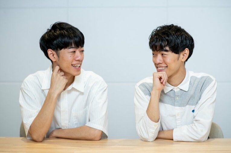 2018年の『高校生クイズ』で優勝し、現在はQuizKnockに所属する東問と東言 ／ photograph by Nanae Suzuki