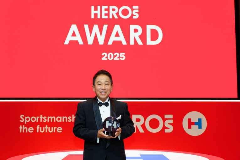 HEROs AWARDの授賞式でトロフィーを手にするソフトバンク 代表取締役 副社長執行役員 兼 COO（当時、現取締役会長）榛葉淳氏　©️Kiichi Matsumoto