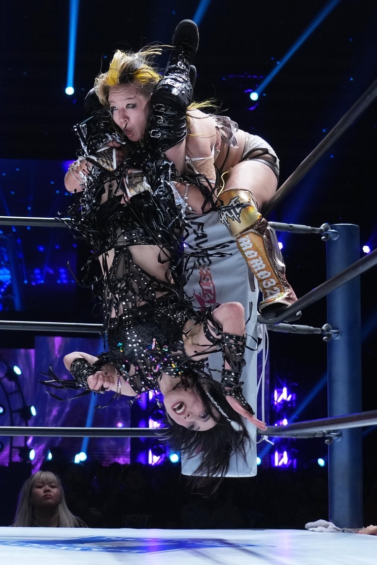 フランケンシュタイナーで渡辺桃を落とす上谷沙弥　©Essei Hara