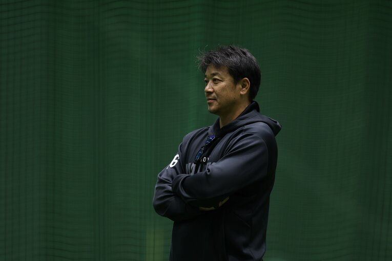 厳しくも温かい眼差しで選手たちを見守る　©Chiba Lotte Marines