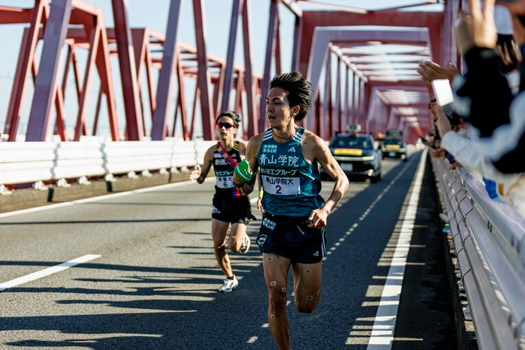 全日本大学駅伝2区での青学大・鶴川と創価大・吉田響の“訳アリ”4年生同士によるデッドヒート　©Kiichi Matsumoto