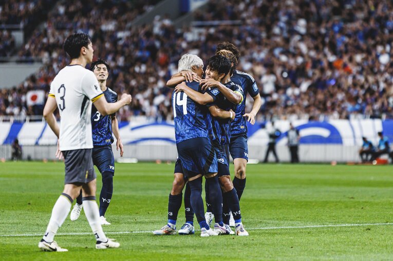 伊東純也に抱きつく久保建英と守田英正（9枚目／全15枚）©Kiichi Matsumoto