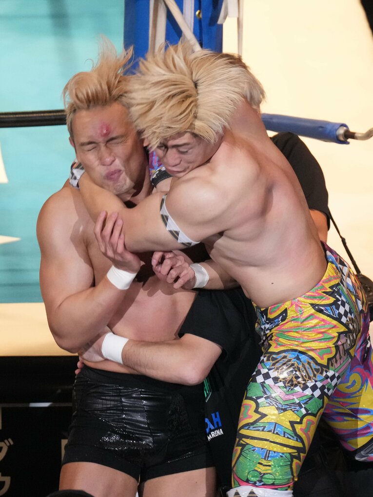 オカダにエルボーを打ち込む清宮