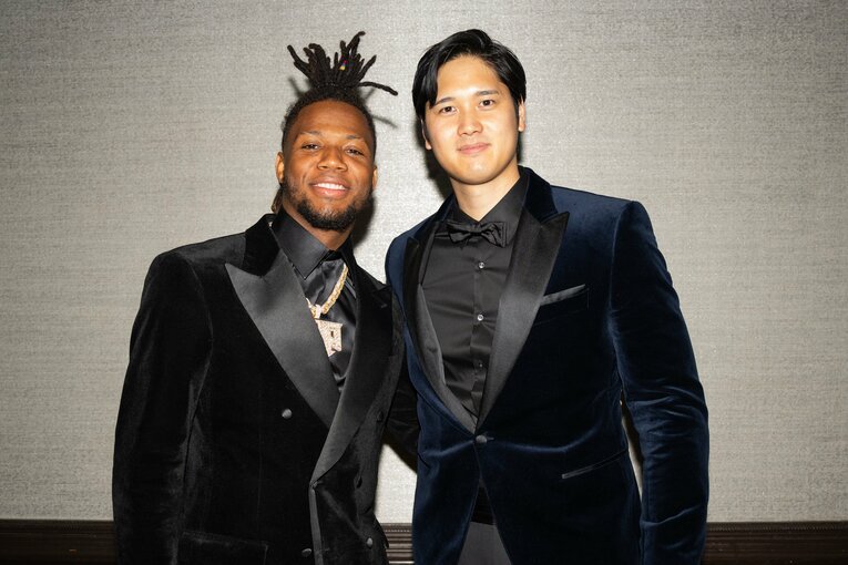 アクーニャJr.とのツーショット。良く見れば、ジャケットはダークブルー　©Getty Images