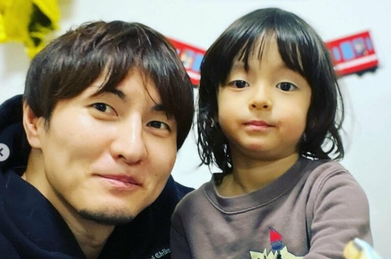 公認会計士の資格も持つ「文武両道」バスケ選手として有名な岡田優介。2児の父でもある岡田だが、長男の朔玖君は知的障害と自閉スペクトラム症を持つ ／ photograph by 本人のInstagramより引用