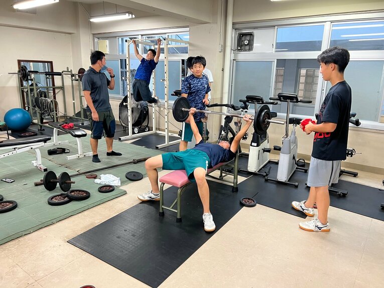 大手前高校のウェートの様子　©Takeshi Shimizu