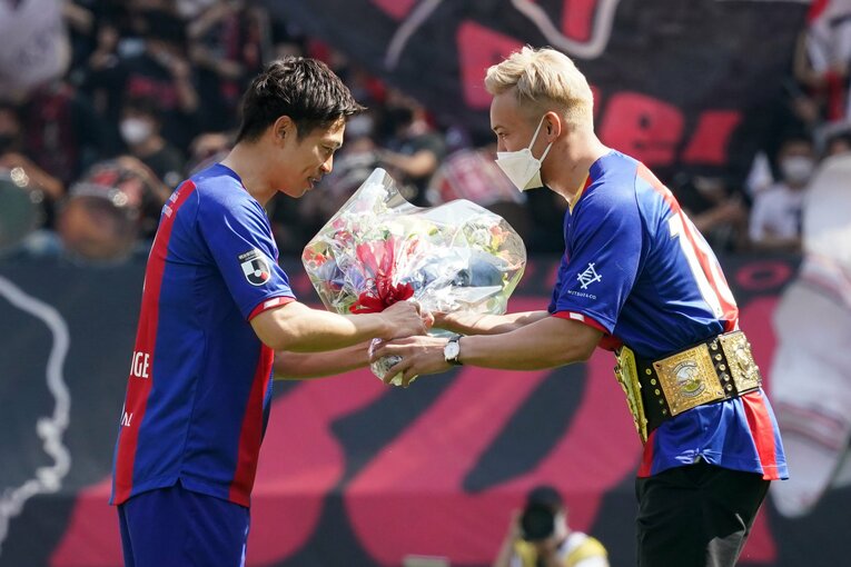 同じ1987年生まれの森重真人に花束を贈呈　©Essei Hara