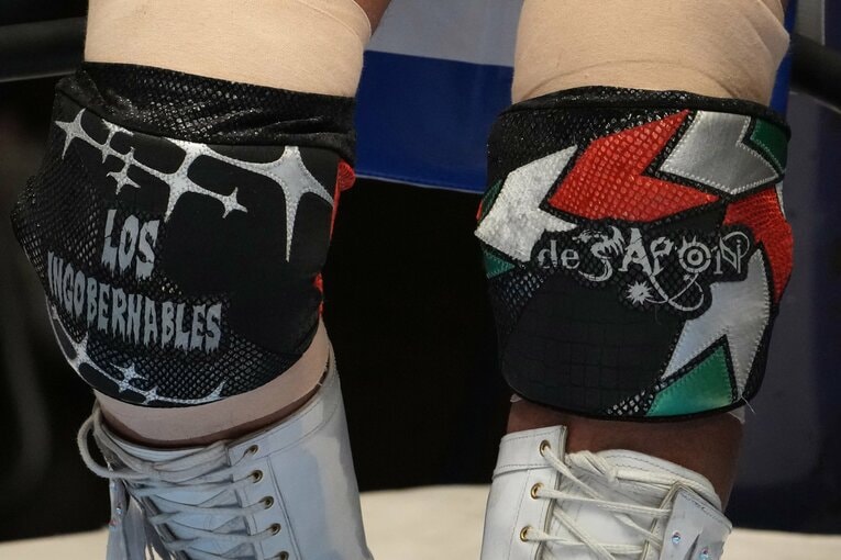 爆弾を抱えた内藤哲也のヒザ　©Masashi Hara