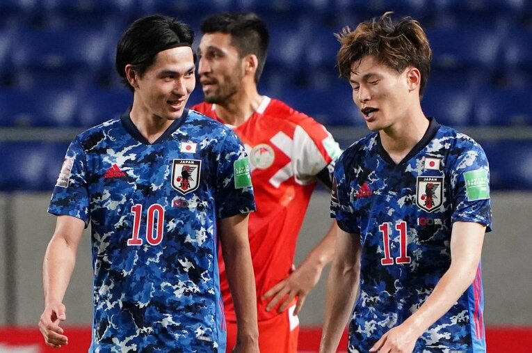 2点目をアシストした古橋亨梧（右）と、ゴールを決めた南野拓実（左）。実は、興國高校の同級生コンビである ／ photograph by Getty Images