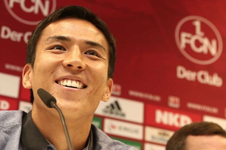 【長谷部誠、ドイツでの足跡】2013年、ニュルンベルク入団会見での長谷部誠。当時29歳での新天地挑戦は、勇気を持ったものだった　©Thomas Langer/Getty Images