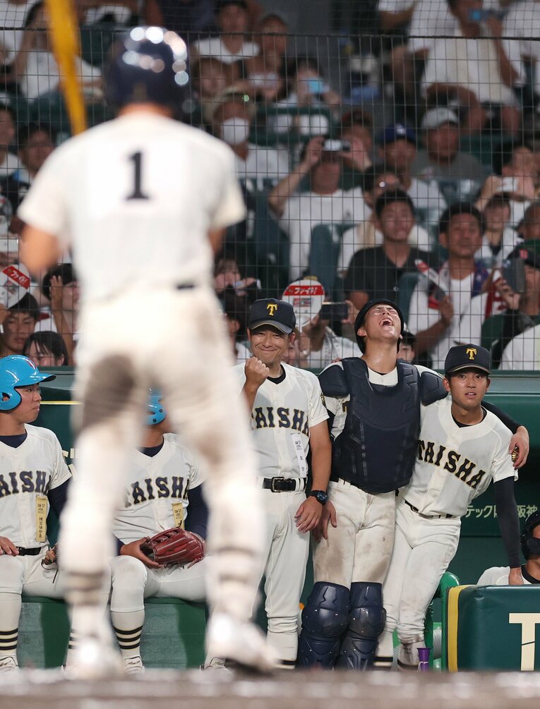 11回裏、エース馬庭がサヨナラヒットを打つ直前。石飛監督は馬庭に向かって笑顔でガッツポーズ　©Sankei Shimbun