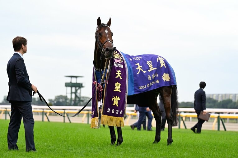 優勝レイをかけられたドウデュース　©Keiji Ishikawa