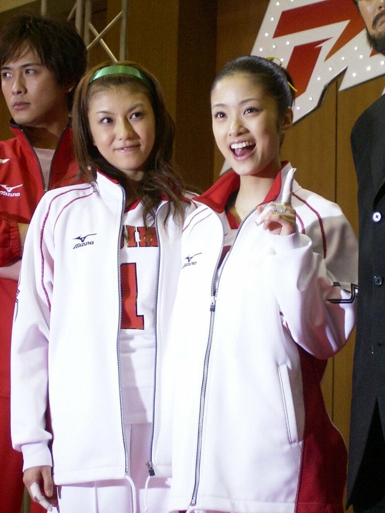 2005年にテレビ朝日系列で放映されたドラマ『アタックNo.1』で主人公・鮎原こずえ役を演じた上戸彩（右）。イタリアでは人気を二分した『アタッカーYOU！』だが、日本国内での知名度には差がある　©︎Sankei Shimbun