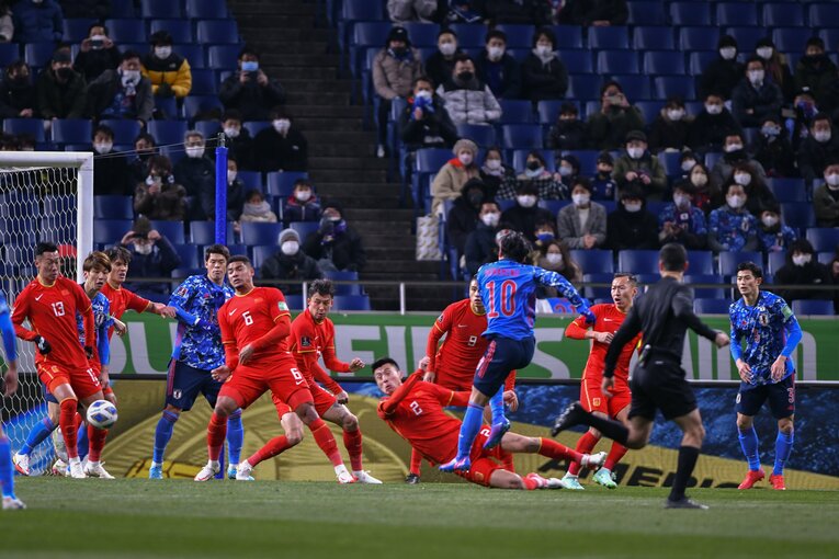 CKからの南野の一撃は枠こそ捉えられなかったが、明らかに中国の守備陣を幻惑していた　©Takuya Sugiyama/JMPA