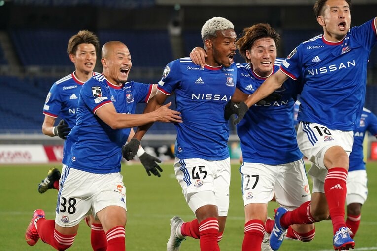 前田大然（左）らと攻撃陣を牽引した横浜F・マリノス時代のオナイウ阿道　©︎Etsuo Hara/Getty Images