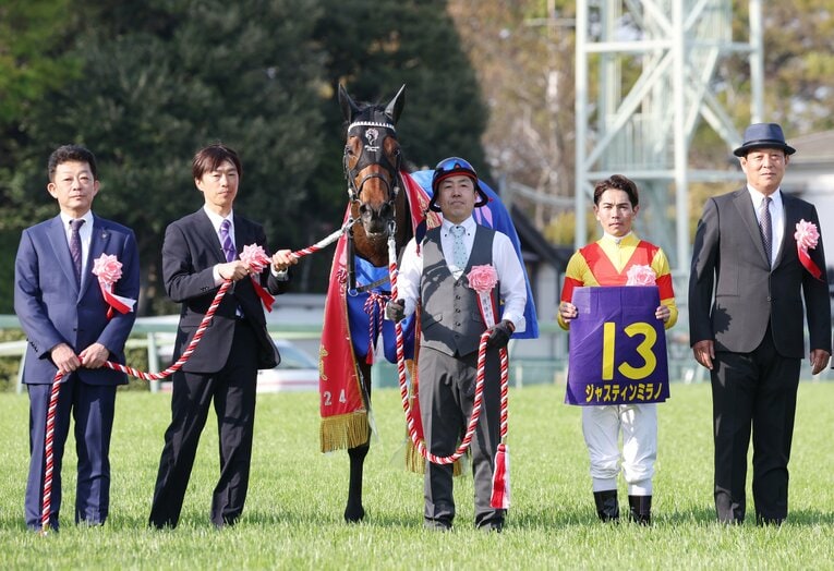 皐月賞を制したジャスティンミラノの表彰式　©JIJI PRESS
