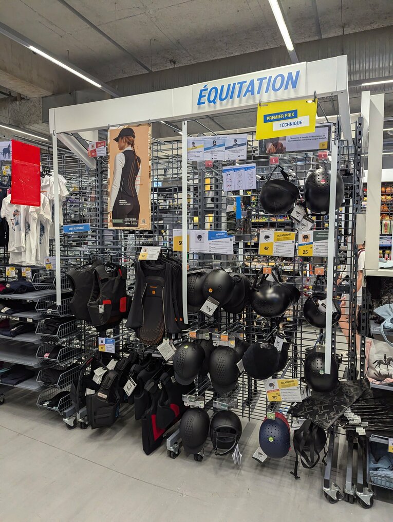 ヘルメットやジャケットなどの乗馬用具が並んでいる　©Yu Saito