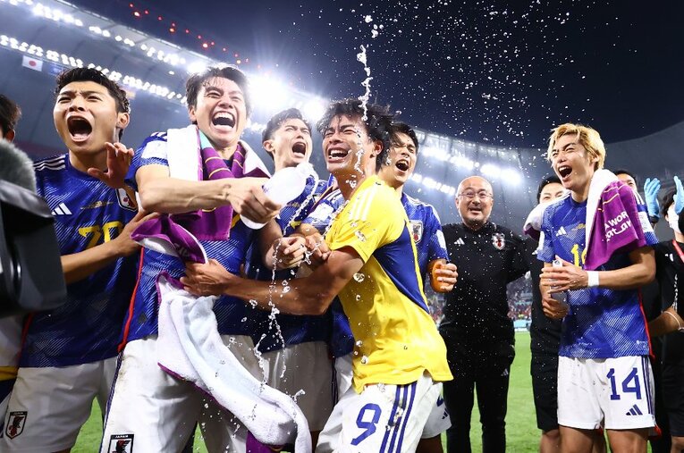 2010年W杯優勝のスペインから初勝利を挙げ、グループリーグ首位通過。試合後、歓喜に沸く三笘薫ら日本代表選手たち ／ photograph by AFLO