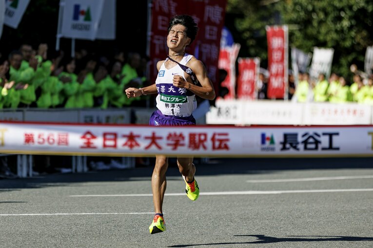 8区で日本人歴代2位の好タイムでゴールする、駒大アンカーの山川拓馬　©Kiichi Matsumoto
