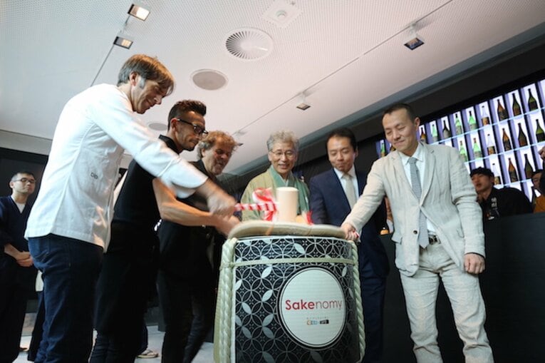 初日ということで日本流の鏡割りで祝杯。プロジェクトを協同で進めてきた、日研総業株式会社社長・清水浩二氏や、人間国宝で漆芸家の室瀬和美氏の顔にもイタリア人からも歓声が上がった。