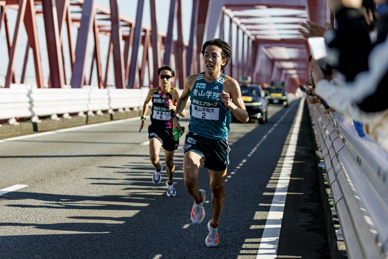 全日本大学駅伝2区での青学大・鶴川と創価大・吉田響の“訳アリ”4年生同士によるデッドヒート　©Kiichi Matsumoto