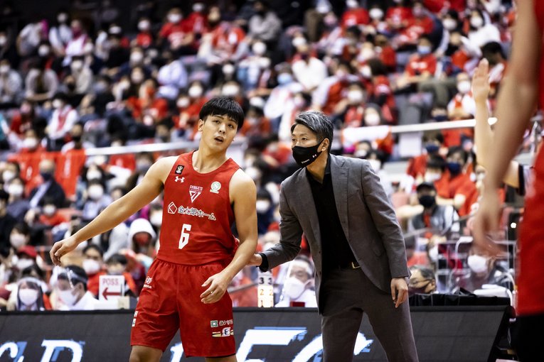 「富樫に頼ってるじゃん」の声に千葉ジェッツ大野HCは…？ 銀メダルの女子代表とBリーグ昨季王者に共通する「役割分担」の明確化(6)