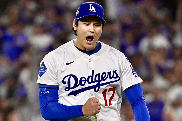 ナ・リーグ優勝決定シリーズ第4戦で衝撃の二刀流を見せた大谷翔平。フリーマンらドジャースの仲間も頭を抱えるのも当然の偉業だった ／ photograph by MediaNews Group/Pasadena Star-News via Getty Images