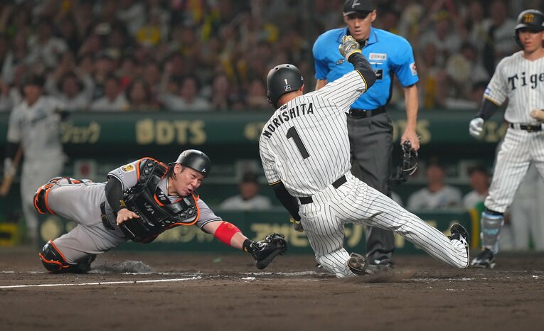 【連続写真／5枚超】触れた？触れてない？ 球場アナウンスで「どのシーンを元に判定を変えたか」という説明さえあれば、阿部監督の退場もなかった？　©Sankei Shimbun