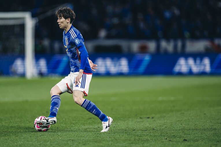 ドリブルで持ち上がる田中碧　©Kiichi Matsumoto/JMPA