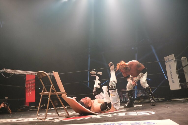 カリスマ葛西純「世の中は無駄な血を一滴も流すな」 頬を串刺し、人間ダーツ…それでもデスマッチが“ただの残虐ショー”ではない理由(20)