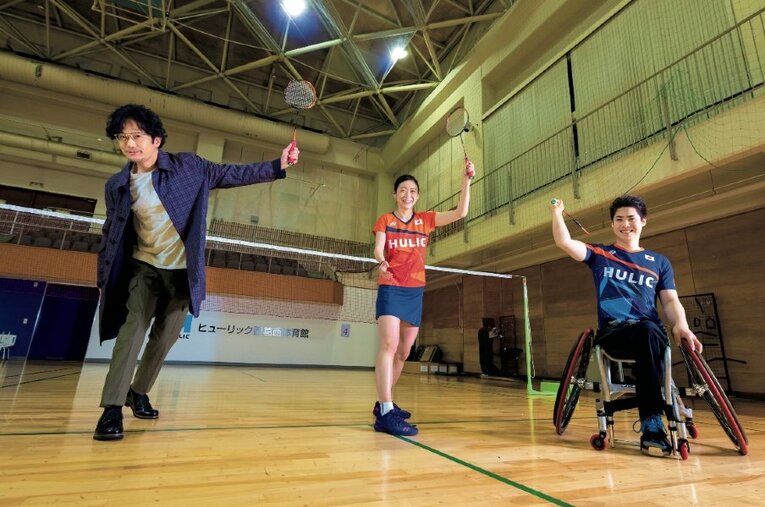 今大会から採用されたバドミントンで見事、メダルを獲得した鈴木亜弥子（中央）と梶原大暉（右）。大会前に稲垣吾郎と語っていた「共通点」とは？ ／ photograph by Takuya Sugiyama