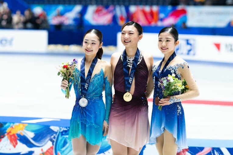 2025年12月の全日本選手権では銀メダルを獲得した島田麻央（右）。金メダルは坂本花織（中央）、銀メダルは中井亜美（右）。島田は今ミラノ・コルティナ五輪で銅メダルを獲得した中井とは同学年の17歳だったが、生まれ月によりわずか4カ月届かず年齢制限でオリンピック出場は叶わなかった　©️Asami Enomoto