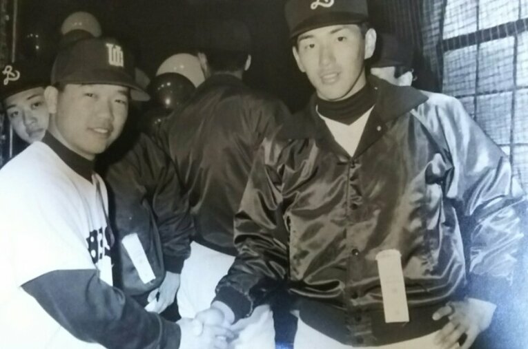 1985年春の選抜で対戦し握手する宇部商・田上昌徳（左）とPL学園・清原和博 ／ photograph by Masanori Tagami