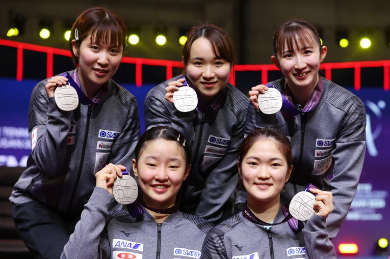 銀メダルを手に笑顔を見せた日本の選手たち　©AFLO