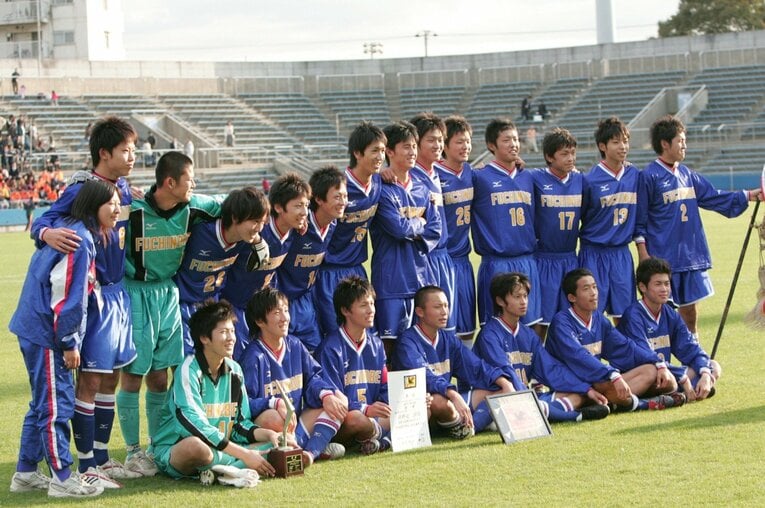 2004年11月、初の全国選手権出場を決めた麻布大附渕野辺高校のイレブン。後列左から2番目が太田宏介、後列右から2番目が川崎フロンターレの小林悠（どちらも当時高2）©︎AFLO