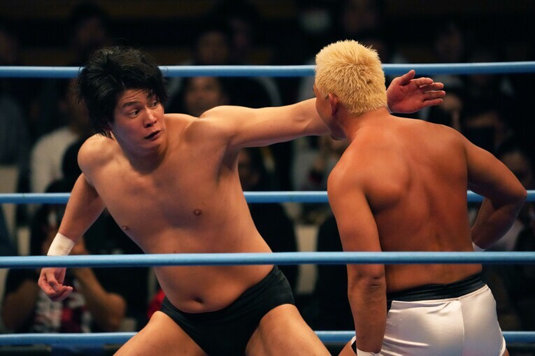 中嶋勝彦に立ち向かう安齊勇馬　©Essei Hara