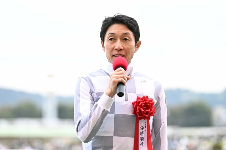 勝利ジョッキーインタビューでの武豊　©Keiji Ishikawa