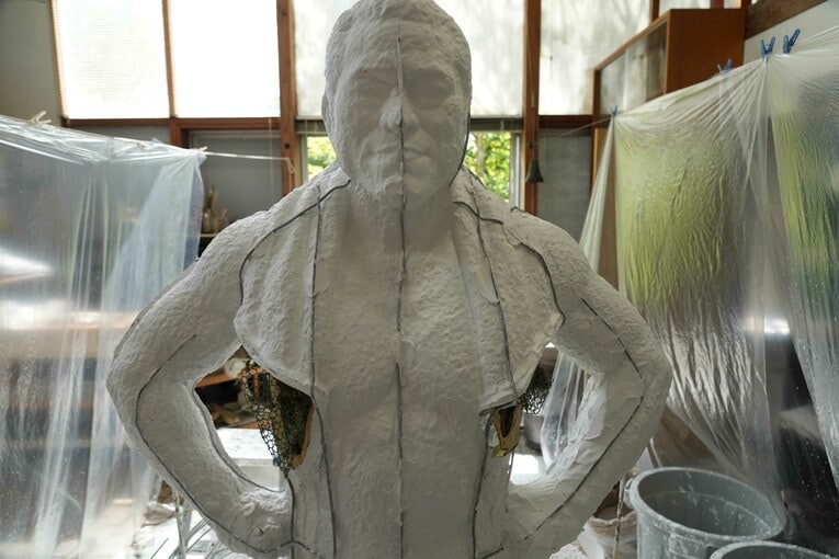 これは石膏と針金の鎧なのか？