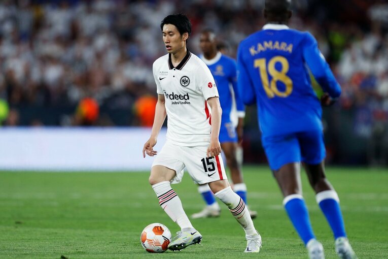 鎌田大地の号泣と“日の丸スパイク”に思い出す4年前の「カタールW杯には絶対出たいですよ」 長谷部誠とのEL優勝写真に“秘められた熱量”とは(58)