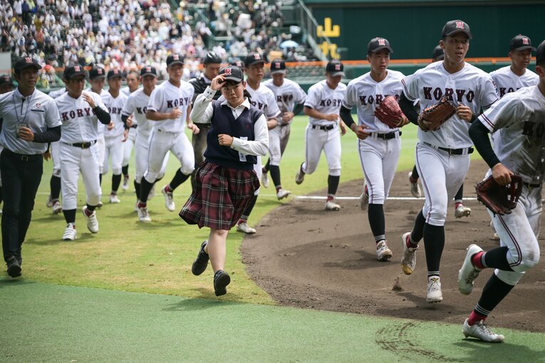 応援席に挨拶を終えて駆け出す広陵の選手たち　©︎Nanae Suzuki