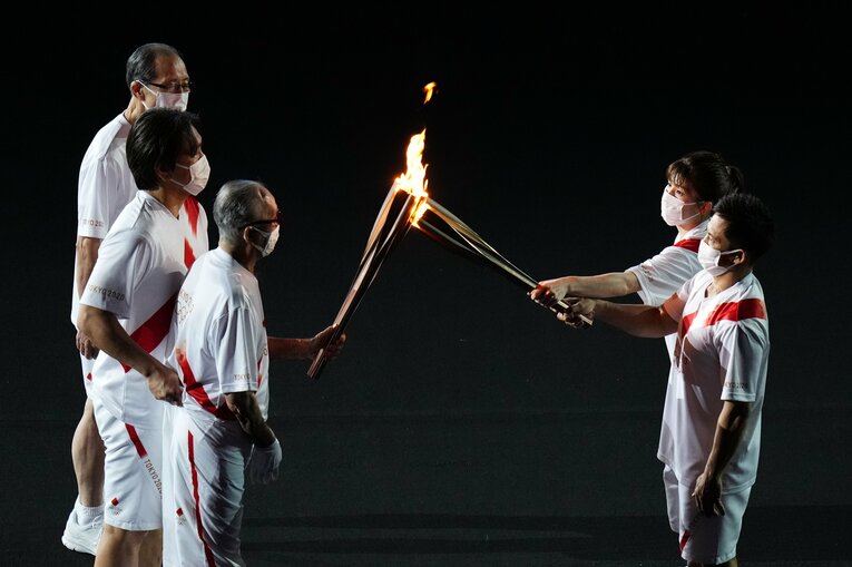長嶋さんが左手で聖火を受け取った (C)Getty Images