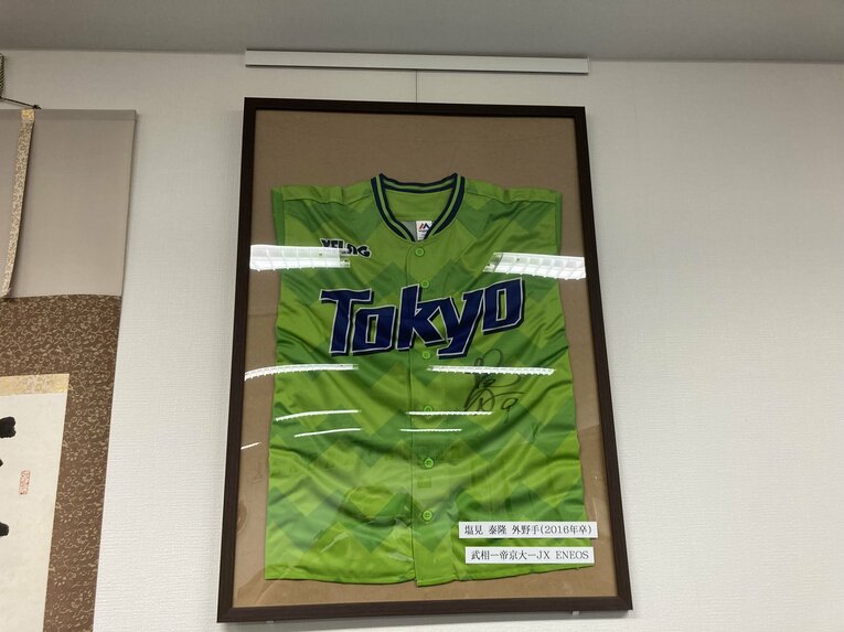 応接室に飾られたヤクルト塩見のユニフォーム　©Number Web