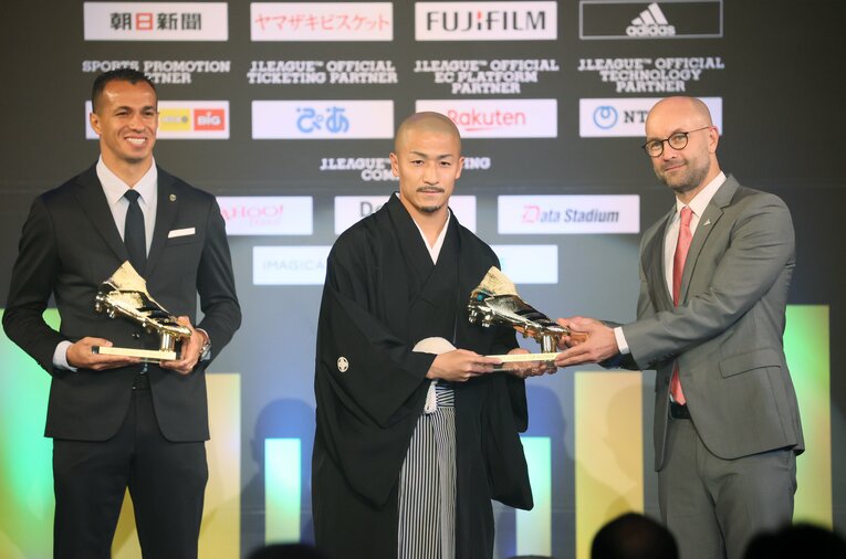 2021年のJリーグアウォーズ、紋付袴姿で登場した前田　©JIJI PRESS