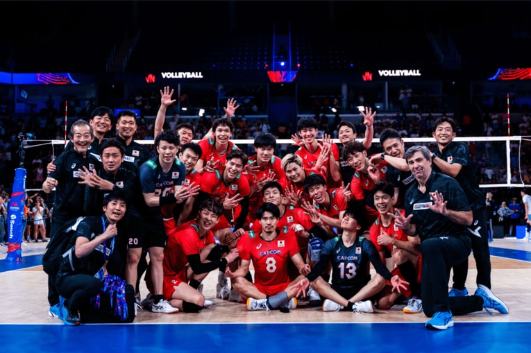 アルゼンチンに勝利し、ネーションズリーグで8連勝目を飾った日本代表。この日は“背番号8”の関田がセンターを確保　©︎FIVB