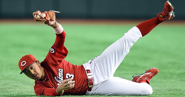 菊池涼介の守備を作る「脱力と無音」。ヒーローは“飛んで”やってくる