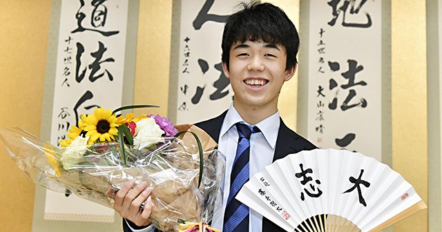 藤井聡太が白鵬に贈った《達心志》 羽生善治の七冠達成時は《泰然自若》、座右の銘《玲瓏》も…「将棋と扇子」の深い関係（3／4） - 将棋 -  Number Web - ナンバー